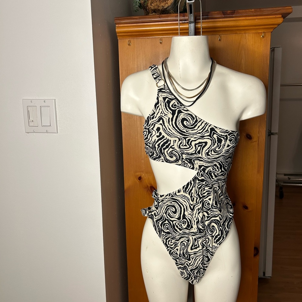 Beautiful La SENZA Cream and Brown One-Shoulder One-Piece Swimsuit❤️M